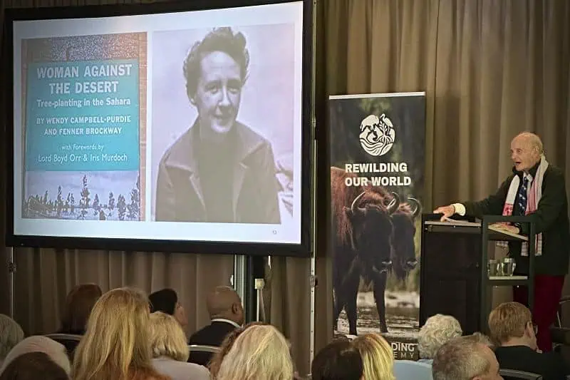 Sir Humphry Wakefield presents the work of Wendy Campbell-Purdie (Photo: Arend de Haas)
