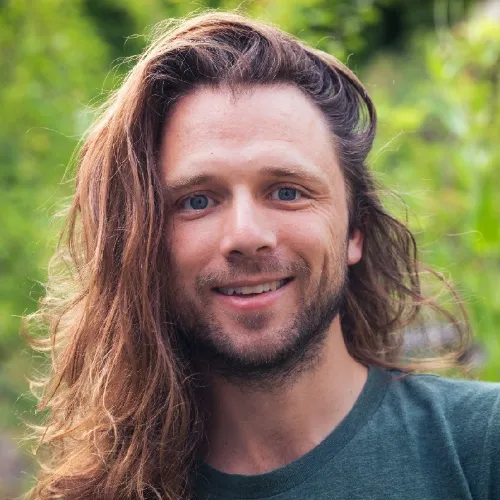 Profile image of Chris d'Agorne, founder of How 2 rewild and a speaker at the Rewilding Gardening Event of Rewilding Community of Practice event.